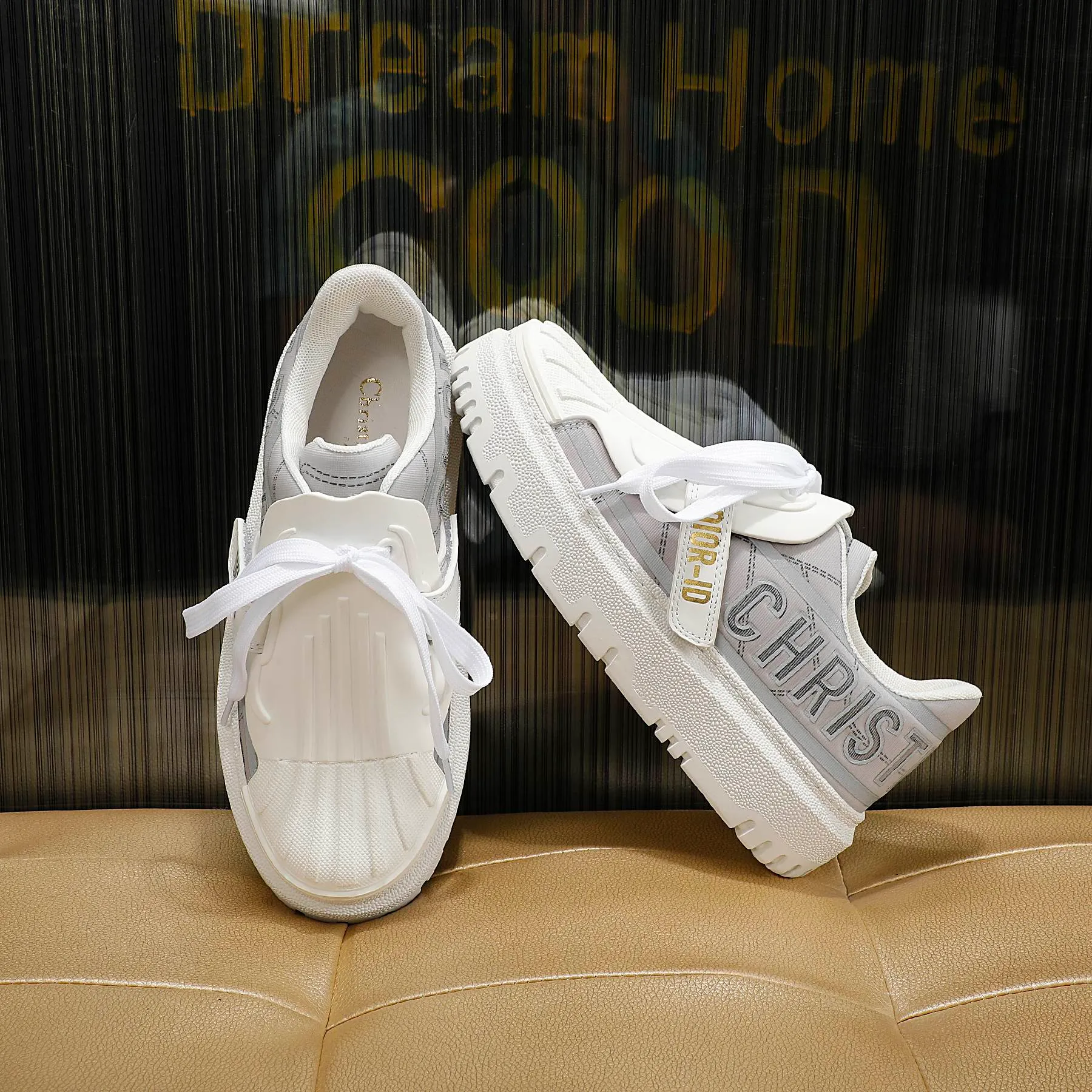👟👟Ex-factory price 480👟👟 2021ssDior shell-toe casual white shoes, the latest letter strip layout with luminous colors, the same style as the ready-to-wear series 1️⃣Original mold opening 2️⃣Original cowhide➕Breathable mesh lining 3️⃣TPU evacuation outsole 4️⃣Injection-molded latex cowhide feet 5️⃣Full set of packaging at the counter, code number 35-40 (41 can be customized)
